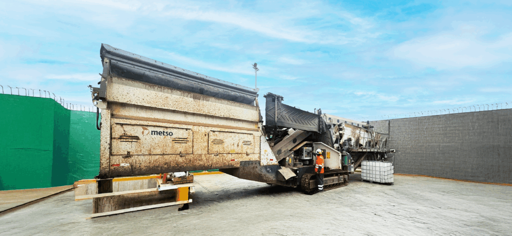 Zaranda vibratoria sobre Orugas Metso ST4.8