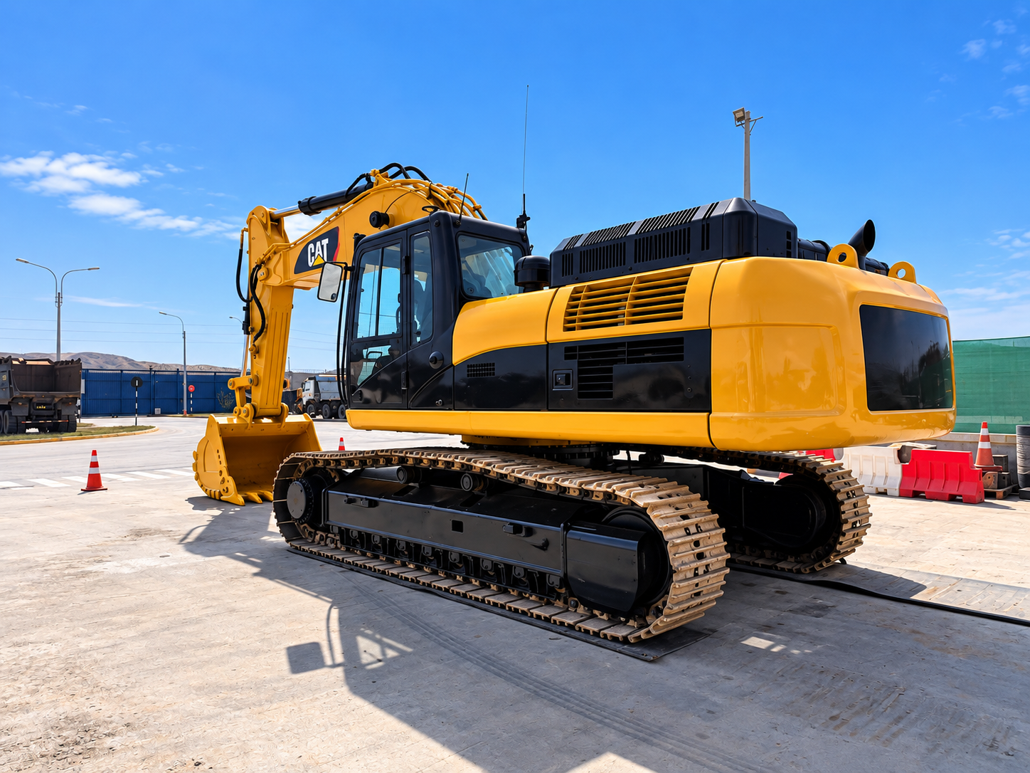 Excavadora CAT en patio industrial soleado